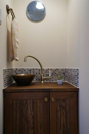 トイレ横の陶器の手洗器にアンティークな
水栓金具が絶妙にマッチ