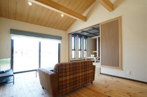 勾配天井と大きな窓が開放感のあるリビング