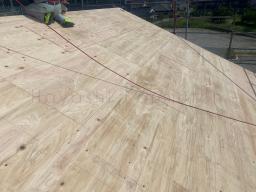 屋根の骨組み
(通気層)屋根合板
................................