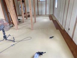 2階部分の床
音防止のため
石膏ボードを敷き
その上に床板貼り
𓈒𓐍𓂃𓈒𓂂𖤣𖤥𖠿................