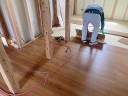 床板の施工/2階
フローリング材
グレースミディアム柄
 
................................