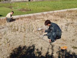 縄張りを行いました！ 縄張りは、家の建つ場所を縄で囲って配置を視覚化する作業になります！ 図面通りの場所に杭を打ち、グルッと一周縄を巻き付けていきます。---- COPYRIGHT©2021 霧島市 TDホーム霧島（有）林工務店 ----