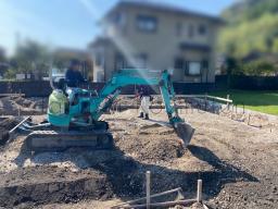 最初に「遣り方」と言う基礎を作る場所の位置出しを行なってから工事が開始されます！位置が出たら、図面に従って基礎の周りを掘っていきます！---- COPYRIGHT©2021 霧島市 TDホーム霧島（有）林工務店 ----