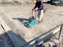 基礎の形を掘りだしたら、砕石を敷き詰めて転圧機でしっかりと締め固めます！---- COPYRIGHT©2021 霧島市 TDホーム霧島（有）林工務店 ----