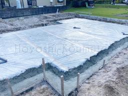 「防湿シート」と言う湿気が上がってこないようにするシートを敷きます！周りには「捨てコン」と言う基礎の型枠を設置するためのコンクリートが打設されています！---- COPYRIGHT©2021 霧島市 TDホーム霧島（有）林工務店 ----