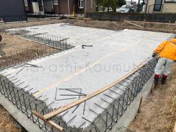 鉄筋組みを行ないました！コンクリートの中に鉄筋を組み込むことでコンクリートを強くしています！---- COPYRIGHT©2021 霧島市 TDホーム霧島（有）林工務店 ---