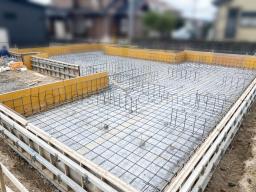 鉄筋組みを行ないました！コンクリートの中に鉄筋を組み込むことでコンクリートを強くしています！---- COPYRIGHT©2021 霧島市 TDホーム霧島（有）林工務店 ---