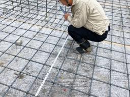 基礎配筋検査。設計図通りに施工されているか、鉄筋同士の繋ぎ目の長さや 鉄筋の間隔など細かく検査されました。---- COPYRIGHT©2021 霧島市 TDホーム霧島（有）林工務店 ----