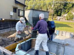 立ち上がり部分の型枠にコンクリートを打設しました！ ---- COPYRIGHT©2021 霧島市 TDホーム霧島（有）林工務店 ----