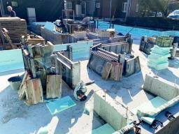 コンクリートがしっかりと固まり、型枠を解体した後に、基礎断熱材を取り付けます！外部に面する部分に基礎断熱材を施工することでコンクリートから伝わる外部の熱を遮断しています！---- COPYRIGHT©2021 霧島市 TDホーム霧島（有）林工務店 ----