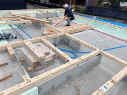 材料が搬入されて、大工工事が開始されました！最初は「土台敷き込み」と言う作業が行なわれます。この作業は、家の土台となる木材を基礎の上に設置していく作業です！---- COPYRIGHT©2022 霧島市 TDホーム霧島（有）林工務店 ----