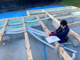 24時間換気システムの機械設置が行なわれましたヾ(=^▽^=)ノ 換気システムは、機械による給気、排気を行ない、熱交換器を通すことで熱損失を少なくできる換気です(o^∇^o)ﾉしかも綺麗な空気だけを取り込むことができるので体に優しい換気になっています！---- COPYRIGHT©2022 霧島市 TDホーム霧島（有）林工務店 ----