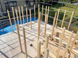 クレーンを使っての建込み が行なわれました(｡･ω･)ﾉﾞ柱を立てる所から作業が行なわれました！---- COPYRIGHT©2022 霧島市 TDホーム霧島（有）林工務店 ----