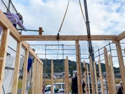 クレーンで梁や桁などの重い木材を吊り上げて柱の上に 取り付けていきます！---- COPYRIGHT©2022 霧島市 TDホーム霧島（有）林工務店 ----