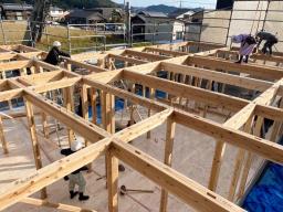１階部分の骨組みが完成してS様邸は平屋なので、ここから屋根を作っていきます！---- COPYRIGHT©2022 霧島市 TDホーム霧島（有）林工務店 ----