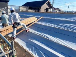 屋根の骨組みを作る前に遮熱シートを施工しました！ このシートは、太陽の熱を反射することができるシートです.｡ﾟ+.(･∀･)ﾟ+.ﾟ 屋根が一番熱を受ける場所なので、屋根からの熱を防ぐ事で断熱性もバッチリです！---- COPYRIGHT©2022 霧島市 TDホーム霧島（有）林工務店 ----
