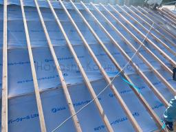 シートを敷いた後、『垂木（たるき）』と呼ばれる木材を並べていきます！垂木を設置することで遮熱シートと屋根の間に通気層ができるので 屋根の湿気や熱を排出できる仕組みになっています---- COPYRIGHT©2022 霧島市 TDホーム霧島（有）林工務店 ----