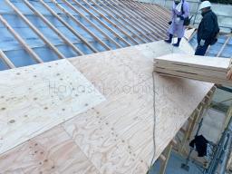 垂木の上に屋根合板を敷き込みます。---- COPYRIGHT©2022 霧島市 TDホーム霧島（有）林工務店 ----