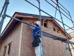 ノボパンの施工が行なわれました！「ノボパン」とは、写真の茶色い壁材の事です。耐力面材と呼ばれるもので、1枚のパネルで柱や桁などを繋ぐことで筋違いの代わりになり、地震などの横揺れに強い家にすることができます！---- COPYRIGHT©2022 霧島市 TDホーム霧島（有）林工務店 ----