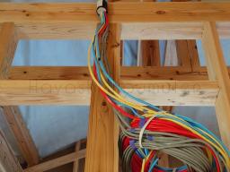 電気配線工事が進められました。配線は、ユニット配線と言う工場であらかじめ組まれたものを使用しています。 青がスイッチ、黄色が照明、赤が専用電源と言う風に 色分けしてあり、分かりやすくなっています。---- COPYRIGHT©2022 霧島市 TDホーム霧島（有）林工務店 ----