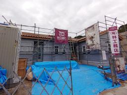 外壁材を貼る前に「遮熱シート」の施工が行なわれました！このシートは上棟時に屋根に敷き込んだのと同じシートです。太陽から受ける熱を反射する効果があります。外壁部、屋根部に遮熱シートを施工して、家全体を包み込みました！---- COPYRIGHT©2022 霧島市 TDホーム霧島（有）林工務店 ----