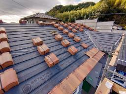 瓦を取り付けるための瓦桟を取り付けていきます！瓦桟を取り付けた後、屋根の上に束になった瓦を持ち上げて並べていきます！---- COPYRIGHT©2022 霧島市 TDホーム霧島（有）林工務店 ----