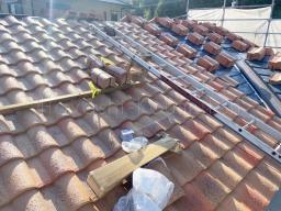 一枚一枚瓦の取り付けが開始されました！---- COPYRIGHT©2022 霧島市 TDホーム霧島（有）林工務店 ----