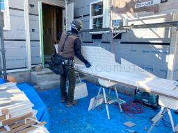 寸法を測りながらカットして、サイディングを施工していきます！---- COPYRIGHT©2022 霧島市 TDホーム霧島（有）林工務店 ----