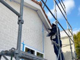 周りに付かないようにマスキングテープで養生してから、コーキング工事 を行なっていきます！---- COPYRIGHT©2022 霧島市 TDホーム霧島（有）林工務店 ----