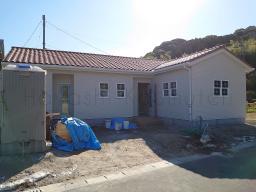 雨樋を取り付け、足場も外されました！ 外壁工事はこれで完了です！---- COPYRIGHT©2022 霧島市 TDホーム霧島（有）林工務店 ----