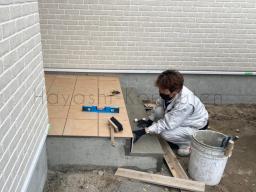 左官工事が行われました！玄関タイル はテラコッタのような色合いのタイルが貼られました！---- COPYRIGHT©2022 霧島市 TDホーム霧島（有）林工務店 ----