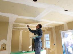 クロス工事が開始されました。いきなりクロスを貼るのではなく、下処理のパテ塗り作業が行なわれます！---- COPYRIGHT©2022 霧島市 TDホーム霧島（有）林工務店 ----