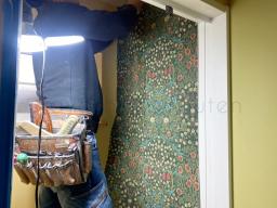 何度もパテを塗り込み平らにした後、やっとクロスが貼られます！ウィリアムモリスの輸入壁紙がおしゃれですね♡---- COPYRIGHT©2022 霧島市 TDホーム霧島（有）林工務店 ----