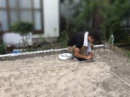 縄張りを行いました！ 縄張りは、家の建つ場所を縄で囲って配置を視覚化する作業になります！ 図面通りの場所に杭を打ち、グルッと一周縄を巻き付けていきます。---- COPYRIGHT©2021 霧島市 TDホーム霧島（有）林工務店 ----