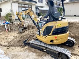 最初に「遣り方」と言う基礎を作る場所の位置出しを行なってから工事が開始されます！位置が出たら、図面に従って基礎の周りを掘っていきます！---- COPYRIGHT©2021 霧島市 TDホーム霧島（有）林工務店 ----