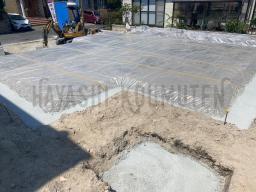 床掘りを行なった所に砕石を敷き込んでいきます。砕石を敷いて、転圧をかけて地盤を強いものにしていきます！「防湿シート」と言う湿気が上がってこないようにするシートを敷きます！周りには「捨てコン」と言う基礎の型枠を設置するためのコンクリートが打設されています！---- COPYRIGHT©2021 霧島市 TDホーム霧島（有）林工務店 ----