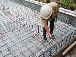 基礎配筋検査。設計図通りに施工されているか、鉄筋同士の繋ぎ目の長さや 鉄筋の間隔など細かく検査されました。---- COPYRIGHT©2021 霧島市 TDホーム霧島（有）林工務店 ----