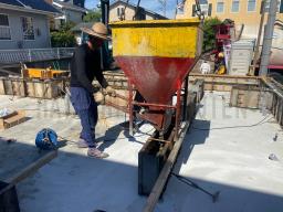 立ち上がり部分の型枠にコンクリートを打設しました！ ---- COPYRIGHT©2021 霧島市 TDホーム霧島（有）林工務店 ----