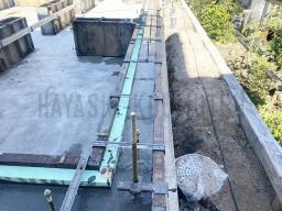 家と基礎を繋ぐためのアンカーボルトも埋め込まれています。コンクリートがしっかりと固まるまで、数日間養生された後、型枠が解体されます！---- COPYRIGHT©2021 霧島市 TDホーム霧島（有）林工務店 ----