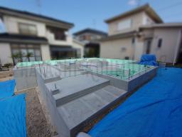 基礎の周りの土を埋め戻して、綺麗に整地して基礎工事が完了です！地震に強いベタ基礎です！---- COPYRIGHT©2021 霧島市 TDホーム霧島（有）林工務店 ----