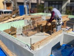 材料が搬入されて、大工工事が開始されました！最初は「土台敷き込み」と言う作業が行なわれます。この作業は、家の土台となる木材を基礎の上に設置していく作業です！---- COPYRIGHT©2021 霧島市 TDホーム霧島（有）林工務店 ----