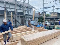 クレーンを使っての建込み が行なわれました(｡･ω･)ﾉﾞ柱を立てる所から作業が行なわれました！---- COPYRIGHT©2021 霧島市 TDホーム霧島（有）林工務店 ----