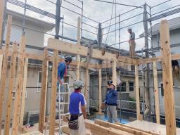 クレーンで梁や桁などの重い木材を吊り上げて柱の上に 取り付けていきます！---- COPYRIGHT©2021 霧島市 TDホーム霧島（有）林工務店 ----