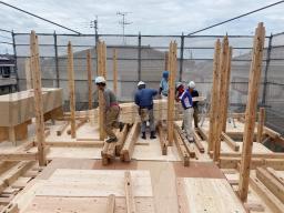 1階と同様、柱を立てて骨組みを組んでいきます！---- COPYRIGHT©2021 霧島市 TDホーム霧島（有）林工務店 ----