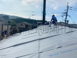 屋根の骨組みを作る前に遮熱シートを施工しました！ このシートは、太陽の熱を反射することができるシートです.｡ﾟ+.(･∀･)ﾟ+.ﾟ 屋根が一番熱を受ける場所なので、屋根からの熱を防ぐ事で断熱性もバッチリです！---- COPYRIGHT©2021 霧島市 TDホーム霧島（有）林工務店 ----