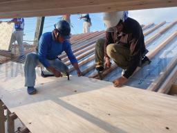 垂木の上に屋根合板を敷き込み、ルーフィングと言う防水シートをかぶせます。---- COPYRIGHT©2021 霧島市 TDホーム霧島（有）林工務店 ----