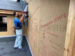 ノボパンの施工が行なわれました！「ノボパン」とは、写真の茶色い壁材の事です。耐力面材と呼ばれるもので、1枚のパネルで柱や桁などを繋ぐことで筋違いの代わりになり、地震などの横揺れに強い家にすることができます！---- COPYRIGHT©2021 霧島市 TDホーム霧島（有）林工務店 ----