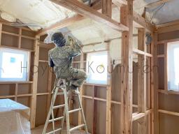 発泡ウレタン断熱材の施工が行なわれました！---- COPYRIGHT©2021 霧島市 TDホーム霧島（有）林工務店 ----