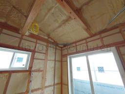 発泡ウレタン断熱材を外に面する部分、屋根に面する部分にも吹き付け家全体を包み込みます。---- COPYRIGHT©2021 霧島市 TDホーム霧島（有）林工務店 ----