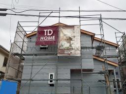 外壁材を貼る前に「遮熱シート」の施工が行なわれました！このシートは上棟時に屋根に敷き込んだのと同じシートです。太陽から受ける熱を反射する効果があります。外壁部、屋根部に遮熱シートを施工して、家全体を包み込みました！---- COPYRIGHT©2021 霧島市 TDホーム霧島（有）林工務店 ----